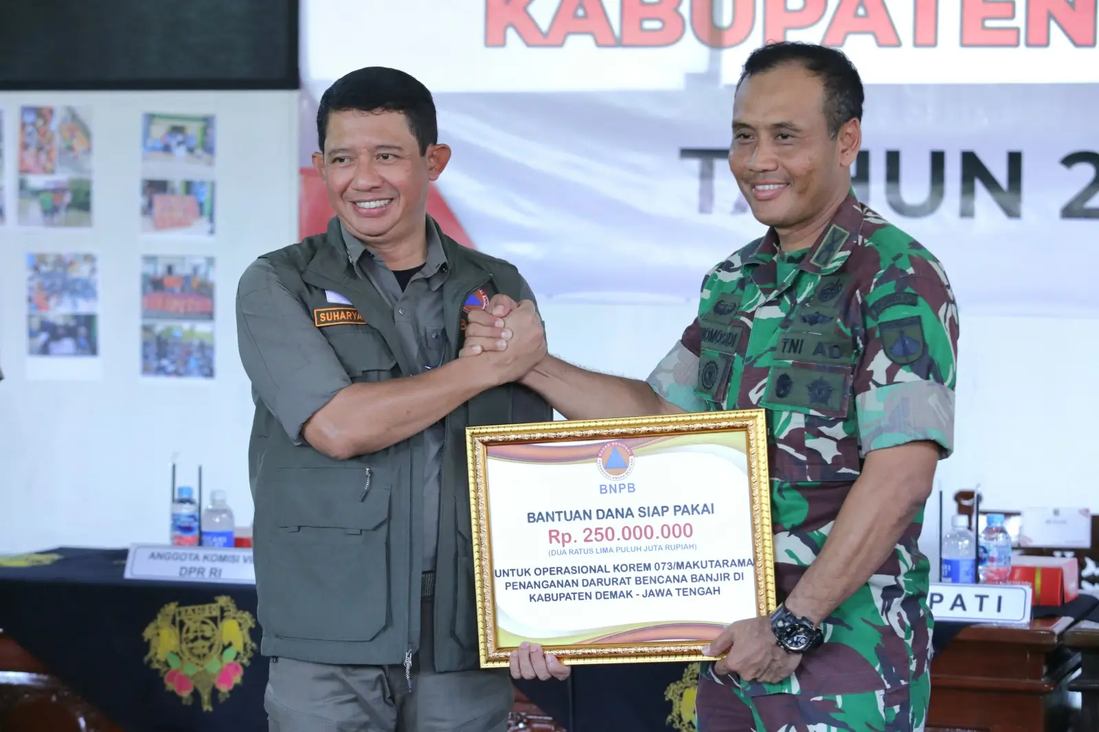 Kepala Badan Nasional Penanggulangan Bencana (BNPB) Letjen TNI Suharyanto saat memberikan bantuan secara simbolis pada rapat koordinasi di Pendopo Bupati Demak, Kabupaten Demak, Jawa Tengah pada Rabu (21/2).